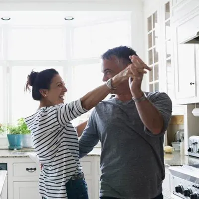 couple-dancing-indoors