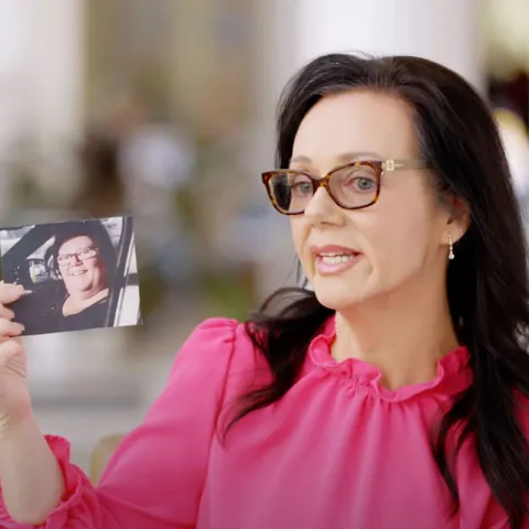 Bariatric Jana is holding a before picture of herself